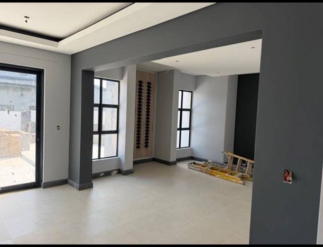 4 BEDROOM HOUSE FOR SALE IN MIDSTREAM HEIGHTS